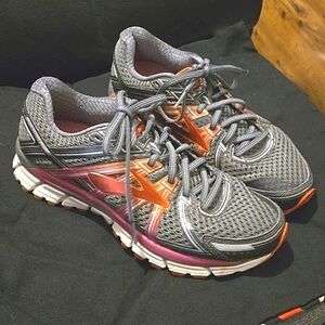 Brooks GTS seventeen gray and orange sneakers